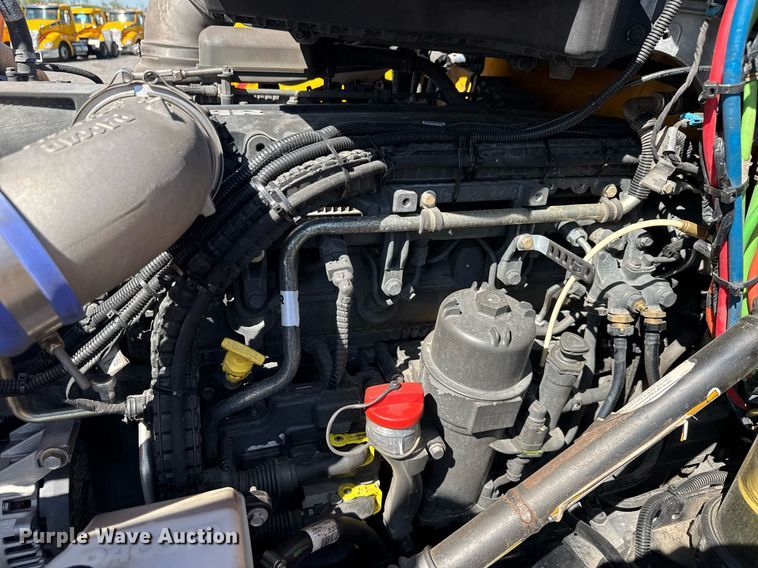 image for item EC3564 2022 Kenworth T680 semi truck