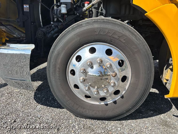 image for item EC3564 2022 Kenworth T680 semi truck