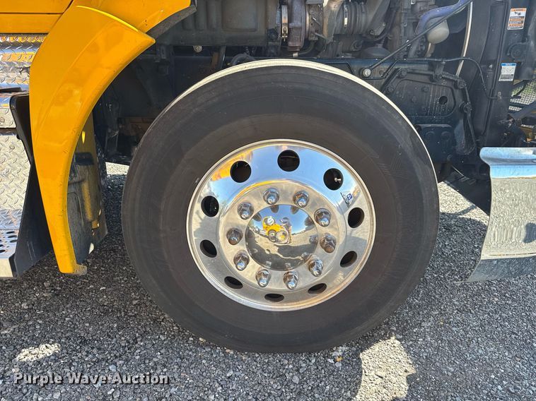 image for item EC3564 2022 Kenworth T680 semi truck