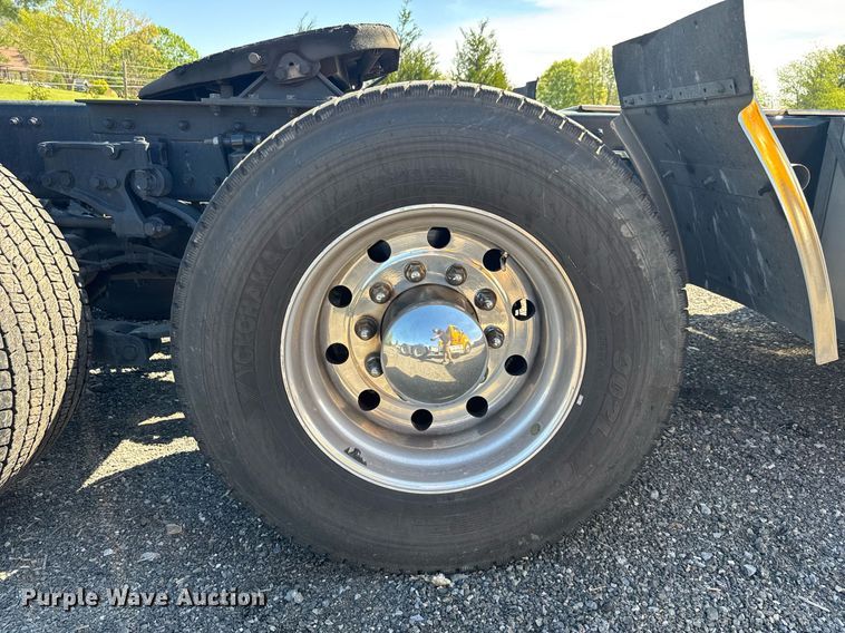 image for item EC3564 2022 Kenworth T680 semi truck