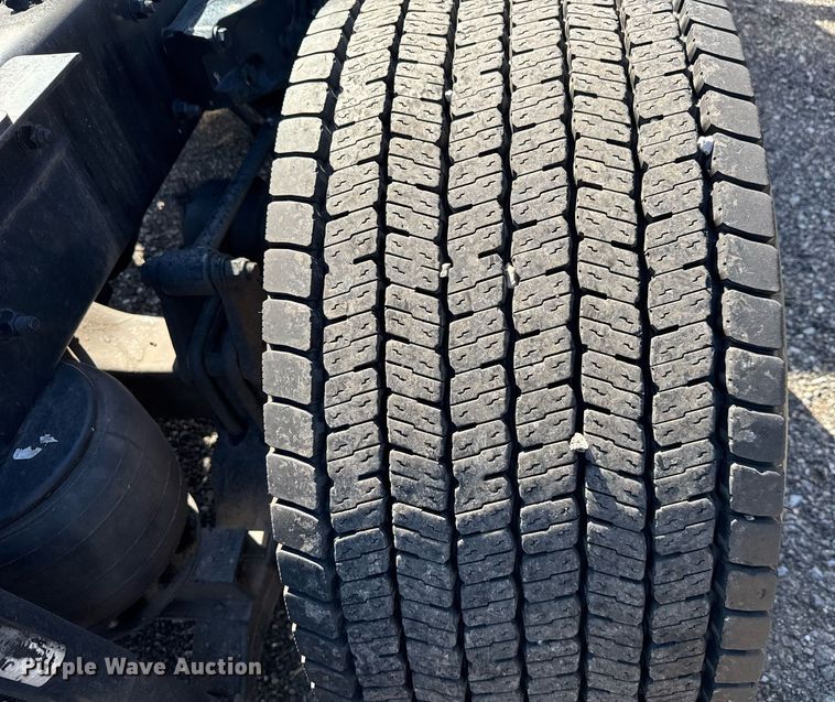 image for item EC3564 2022 Kenworth T680 semi truck