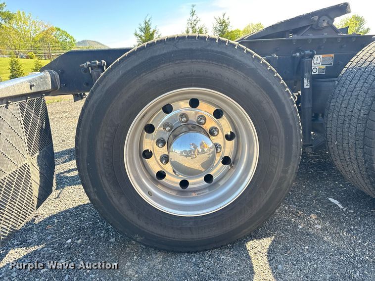 image for item EC3564 2022 Kenworth T680 semi truck