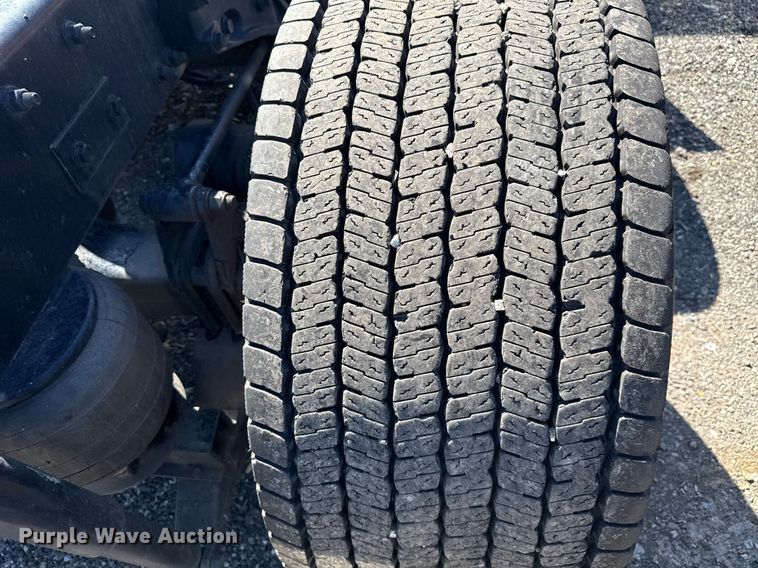 image for item EC3564 2022 Kenworth T680 semi truck