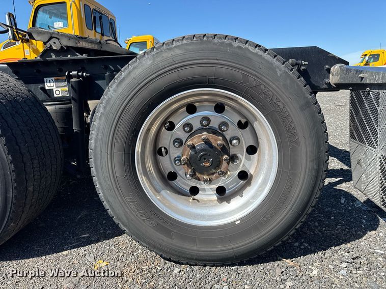 image for item EC3564 2022 Kenworth T680 semi truck