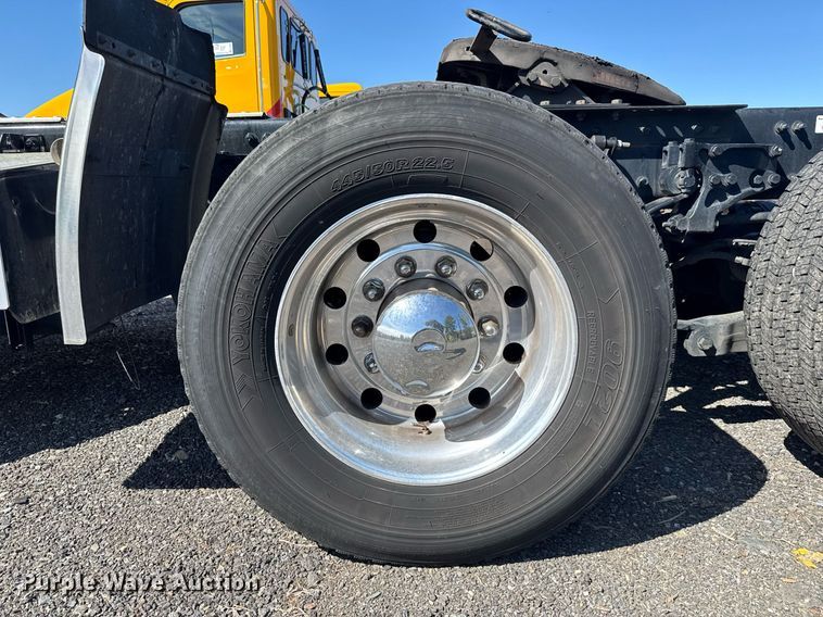 image for item EC3564 2022 Kenworth T680 semi truck