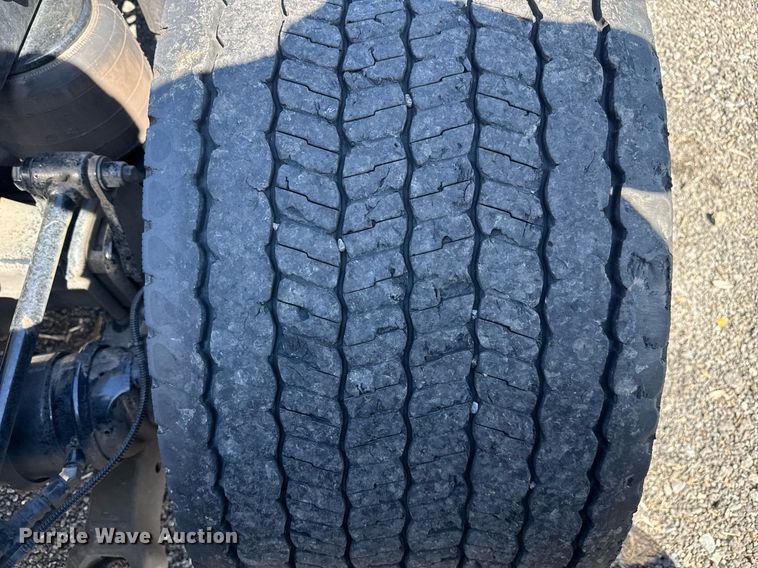 image for item EC3564 2022 Kenworth T680 semi truck