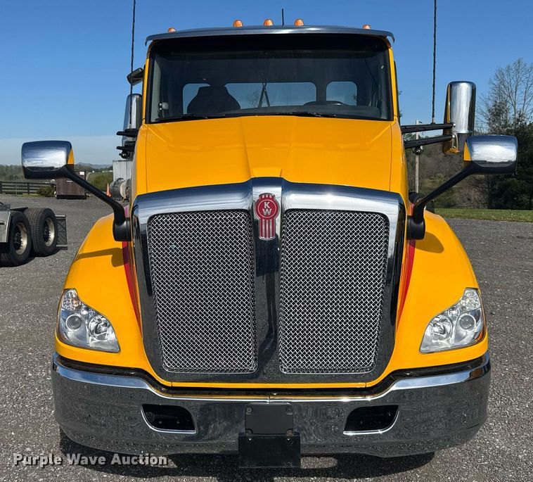 image for item EC3565 2022 Kenworth T680 semi truck