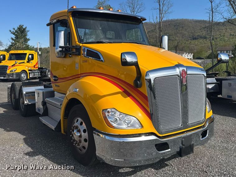 image for item EC3565 2022 Kenworth T680 semi truck