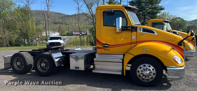 image for item EC3565 2022 Kenworth T680 semi truck