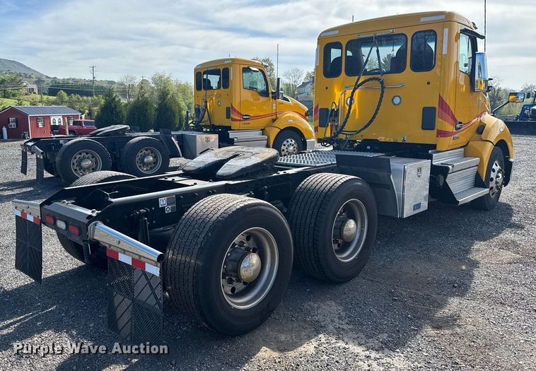 image for item EC3565 2022 Kenworth T680 semi truck