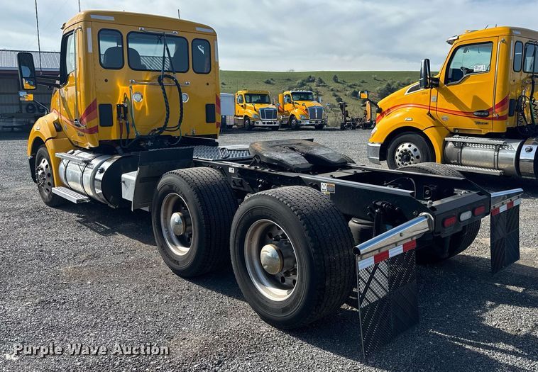 image for item EC3565 2022 Kenworth T680 semi truck