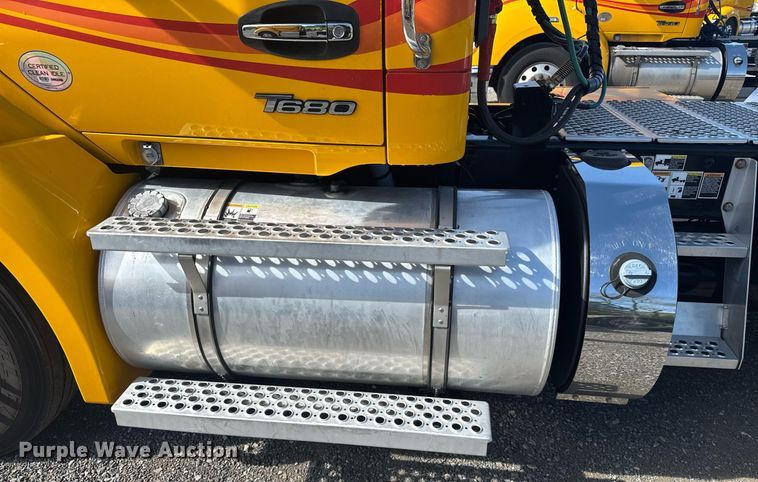 image for item EC3565 2022 Kenworth T680 semi truck