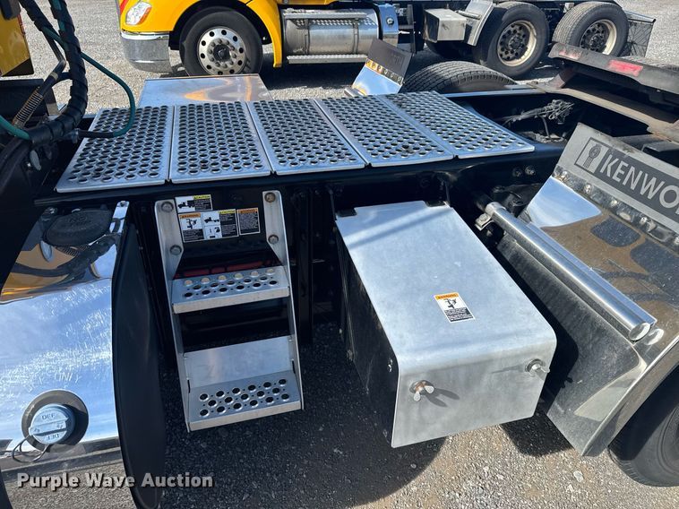 image for item EC3565 2022 Kenworth T680 semi truck