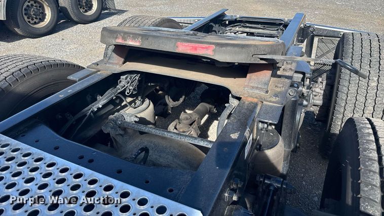 image for item EC3565 2022 Kenworth T680 semi truck