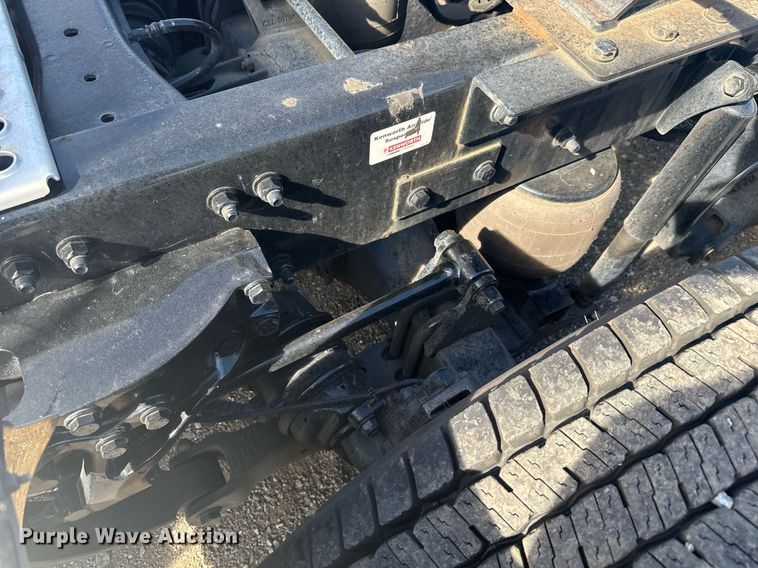 image for item EC3565 2022 Kenworth T680 semi truck