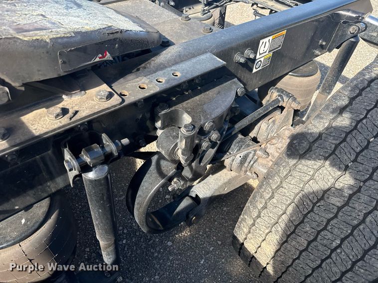 image for item EC3565 2022 Kenworth T680 semi truck