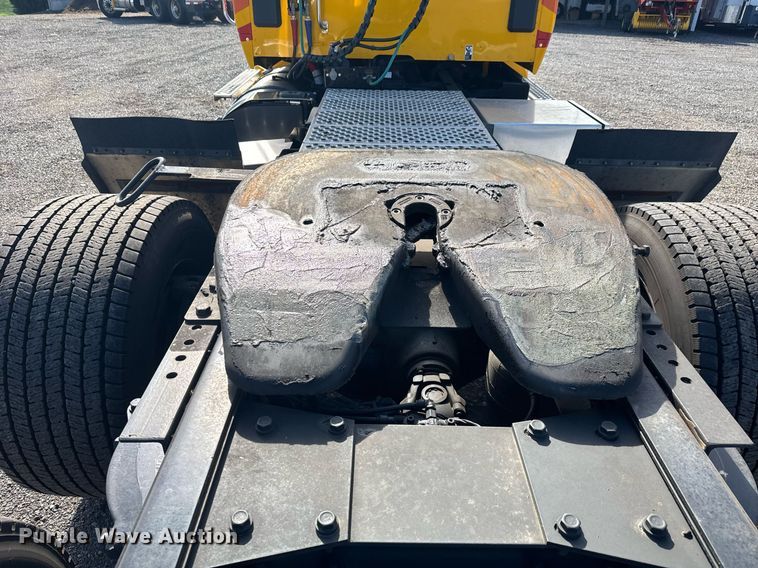 image for item EC3565 2022 Kenworth T680 semi truck