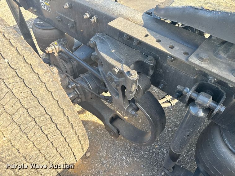 image for item EC3565 2022 Kenworth T680 semi truck