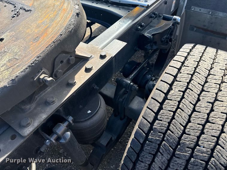 image for item EC3565 2022 Kenworth T680 semi truck