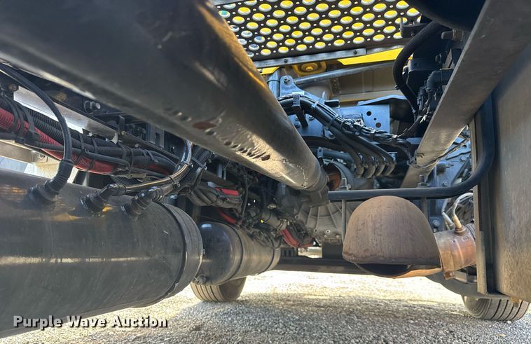 image for item EC3565 2022 Kenworth T680 semi truck