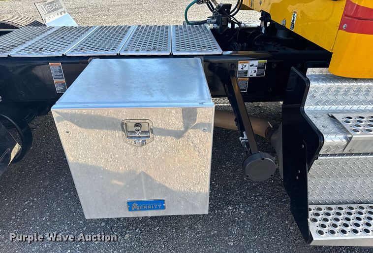 image for item EC3565 2022 Kenworth T680 semi truck