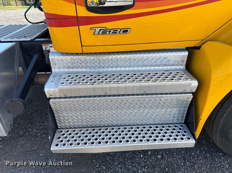 image for item EC3565 2022 Kenworth T680 semi truck