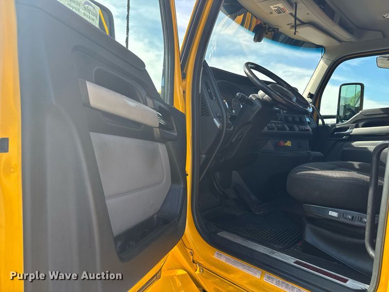 image for item EC3565 2022 Kenworth T680 semi truck