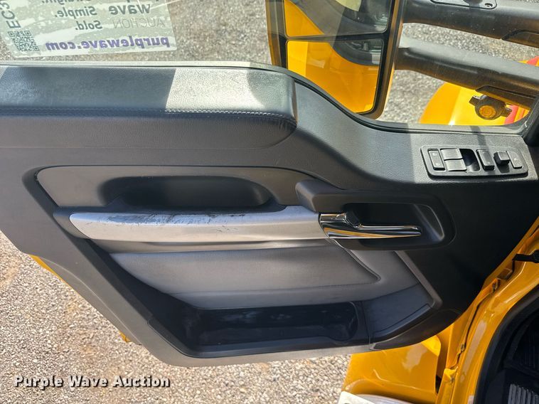 image for item EC3565 2022 Kenworth T680 semi truck