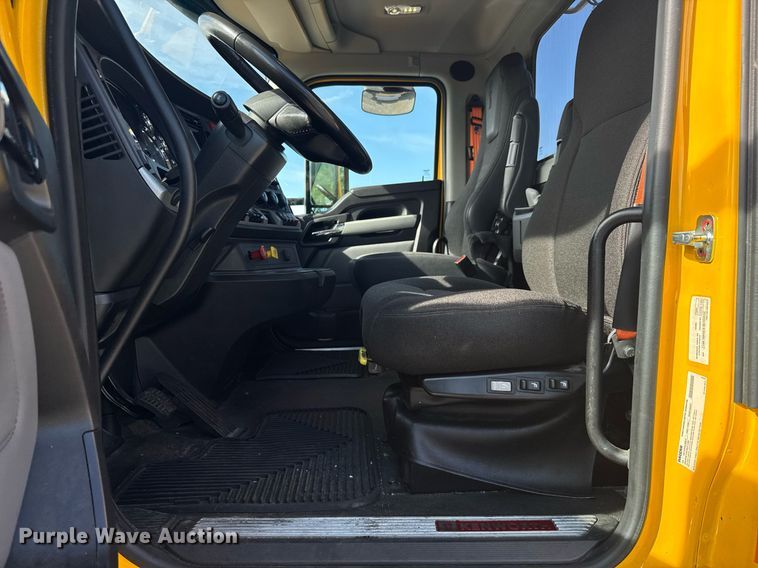 image for item EC3565 2022 Kenworth T680 semi truck