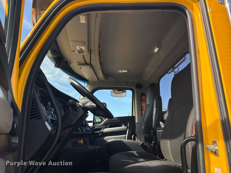 image for item EC3565 2022 Kenworth T680 semi truck