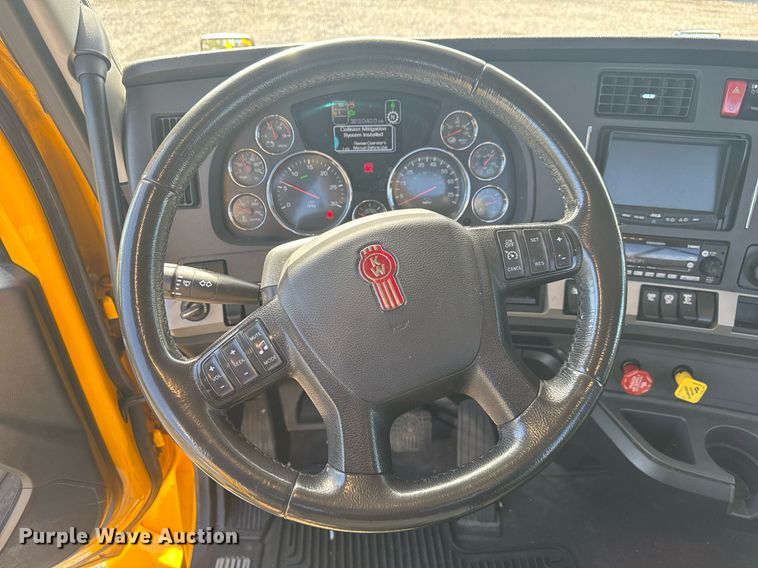 image for item EC3565 2022 Kenworth T680 semi truck