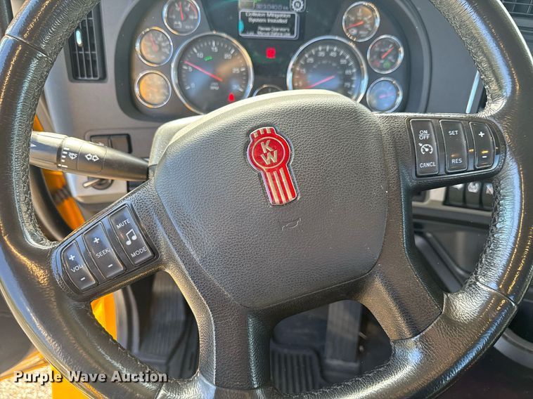 image for item EC3565 2022 Kenworth T680 semi truck