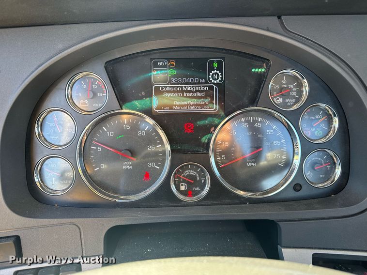 image for item EC3565 2022 Kenworth T680 semi truck