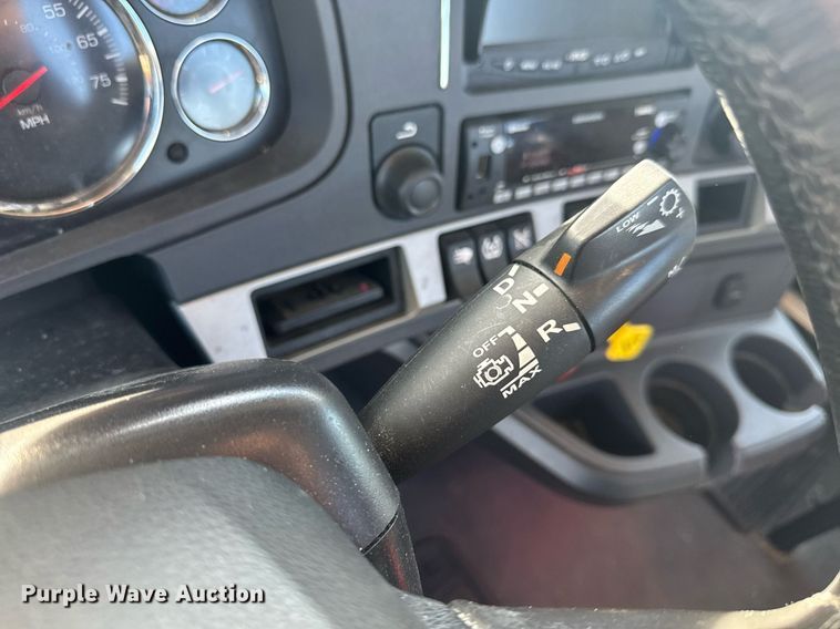 image for item EC3565 2022 Kenworth T680 semi truck