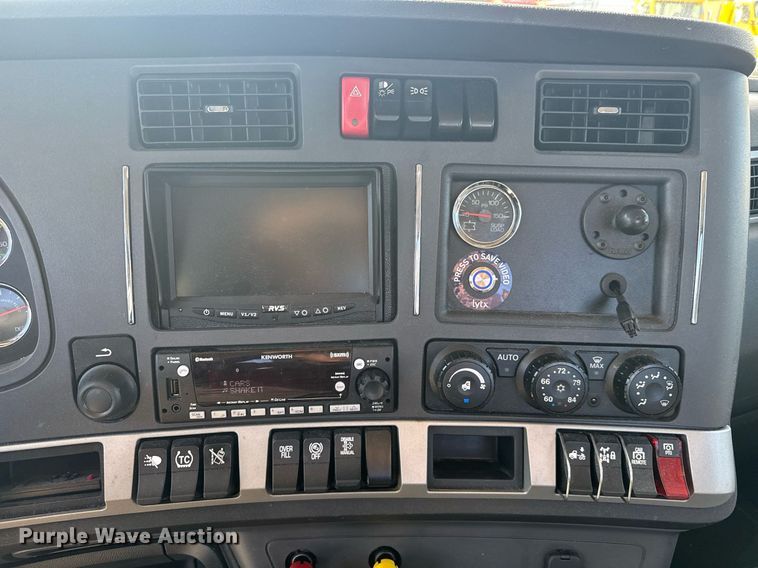 image for item EC3565 2022 Kenworth T680 semi truck