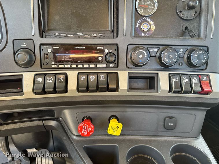 image for item EC3565 2022 Kenworth T680 semi truck