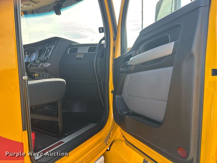 image for item EC3565 2022 Kenworth T680 semi truck