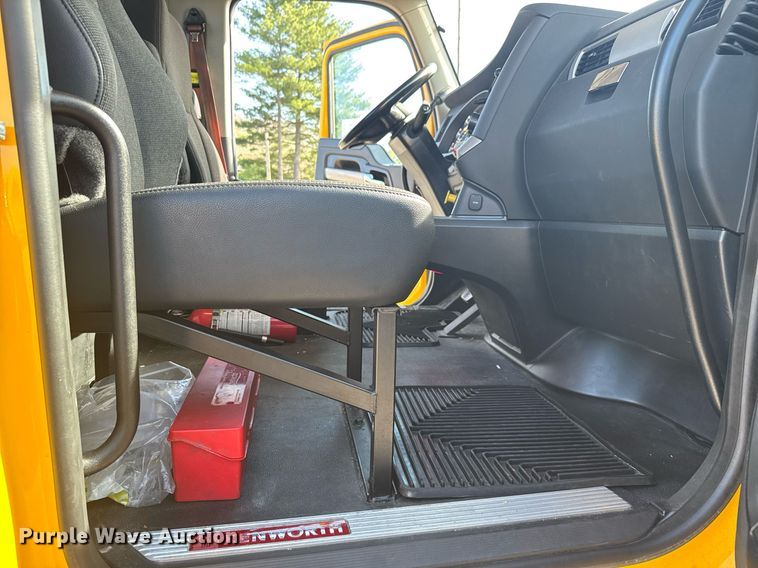 image for item EC3565 2022 Kenworth T680 semi truck