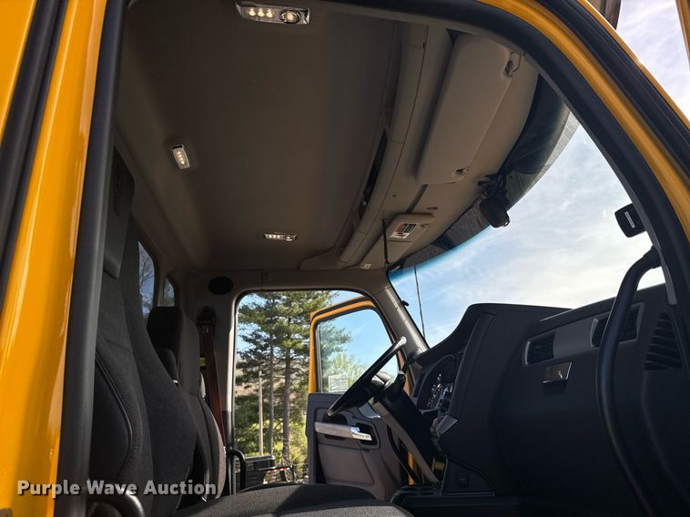 image for item EC3565 2022 Kenworth T680 semi truck