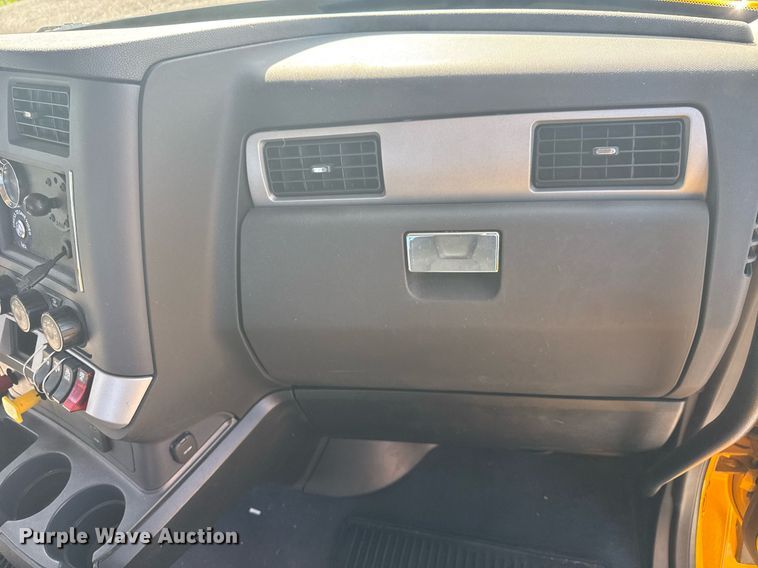 image for item EC3565 2022 Kenworth T680 semi truck