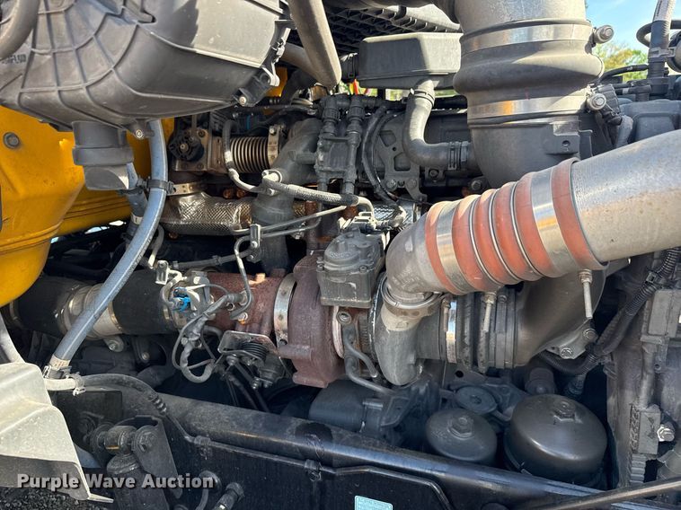 image for item EC3565 2022 Kenworth T680 semi truck