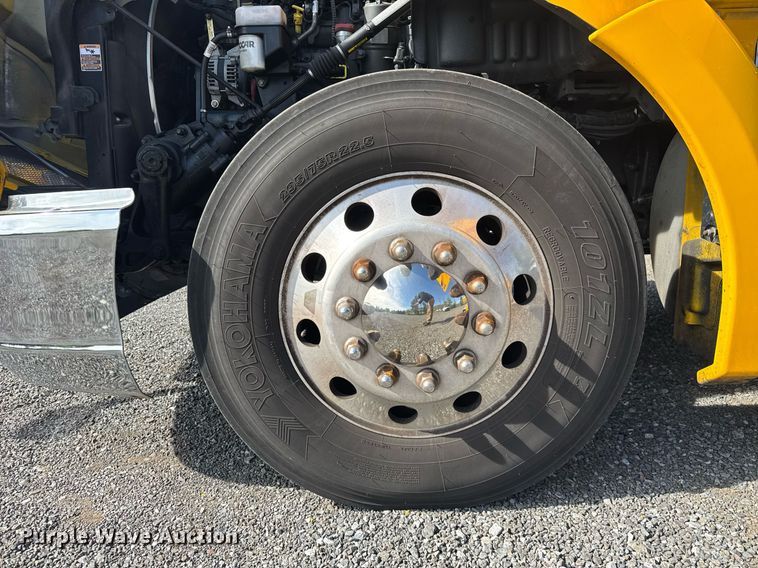 image for item EC3565 2022 Kenworth T680 semi truck