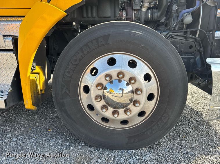 image for item EC3565 2022 Kenworth T680 semi truck