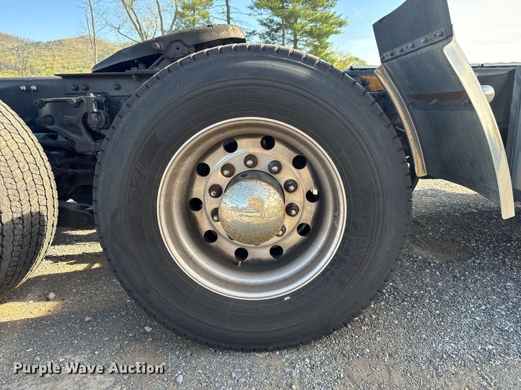 image for item EC3565 2022 Kenworth T680 semi truck