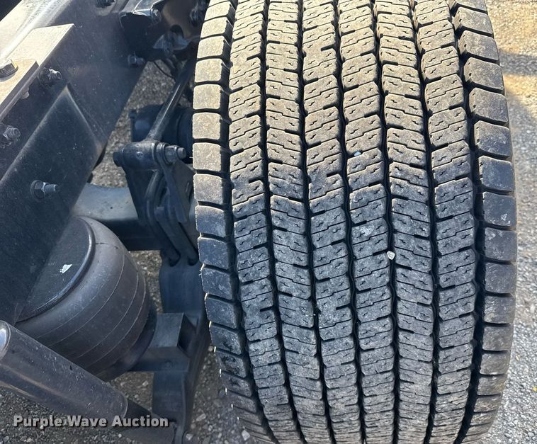 image for item EC3565 2022 Kenworth T680 semi truck