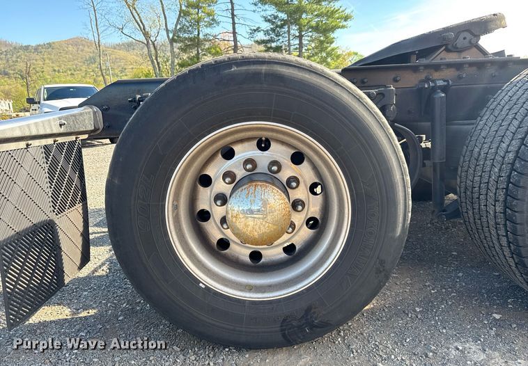 image for item EC3565 2022 Kenworth T680 semi truck