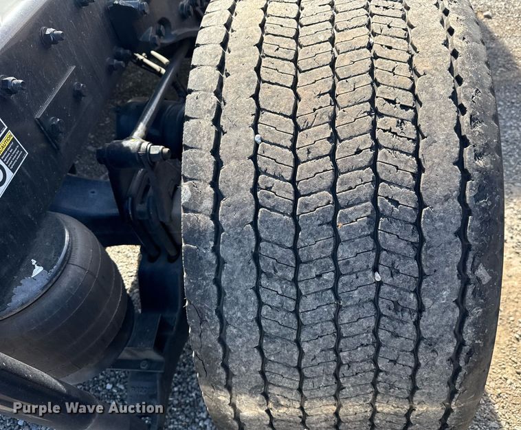 image for item EC3565 2022 Kenworth T680 semi truck