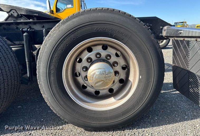 image for item EC3565 2022 Kenworth T680 semi truck