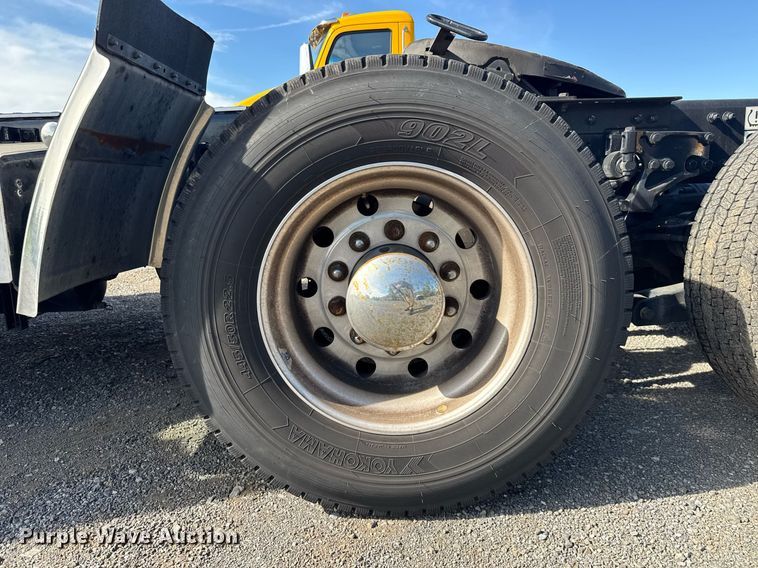 image for item EC3565 2022 Kenworth T680 semi truck