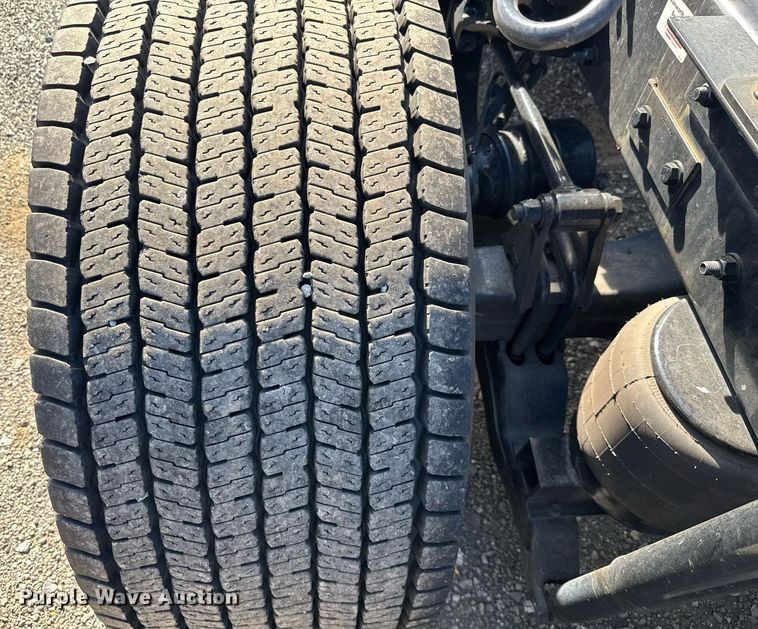 image for item EC3565 2022 Kenworth T680 semi truck